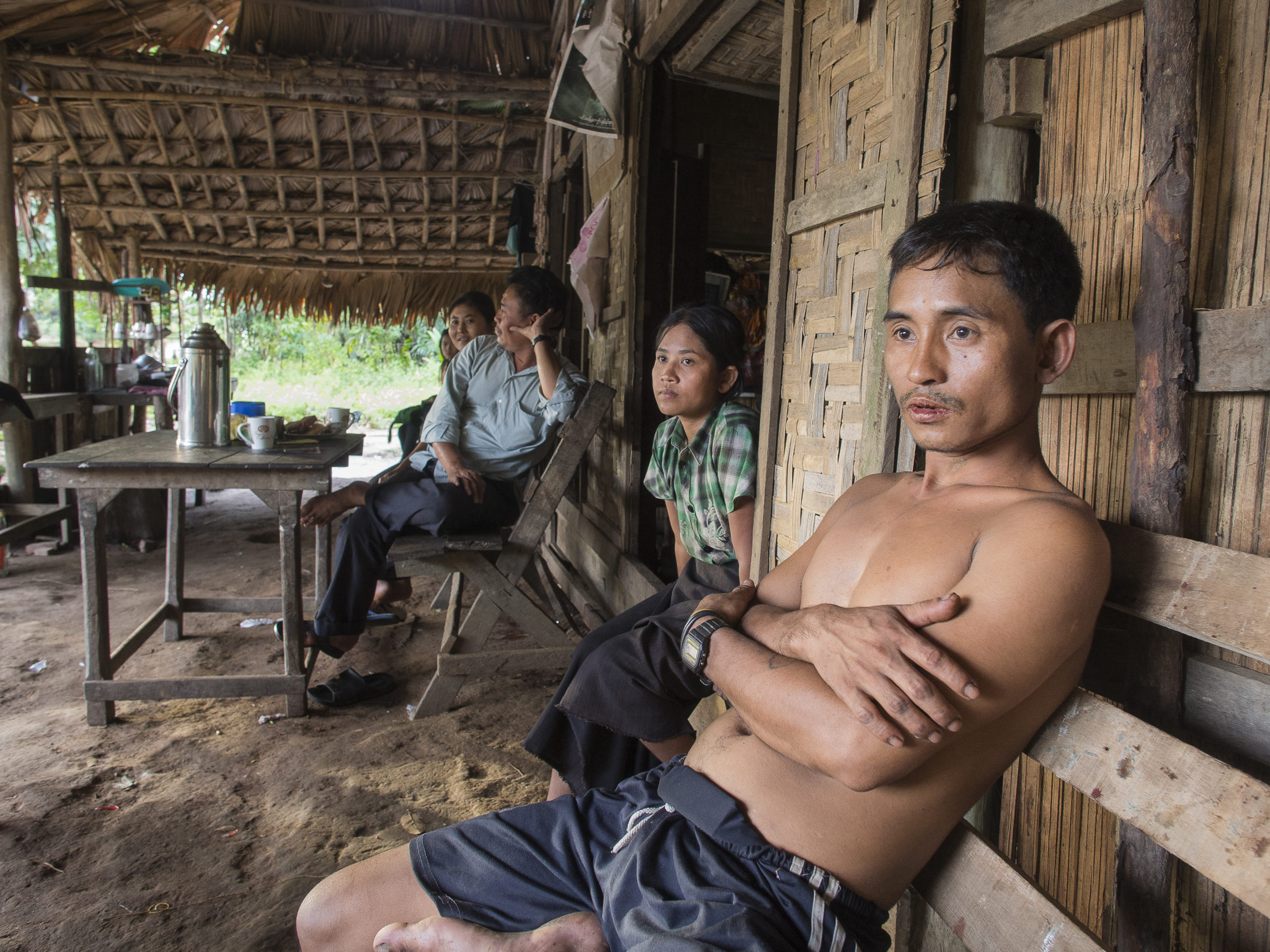 Luottamuksen puute on yksi Myanmarin orastavan rauhan ongelmakohdista. Saw Teh Teh ei luota tulitauon kestävyyteen, vaikka elämä sen myötä helpottuikin. Teepuodissa asioivat sotilaat muistuttavat vanhoista kaunoista päivittäin.