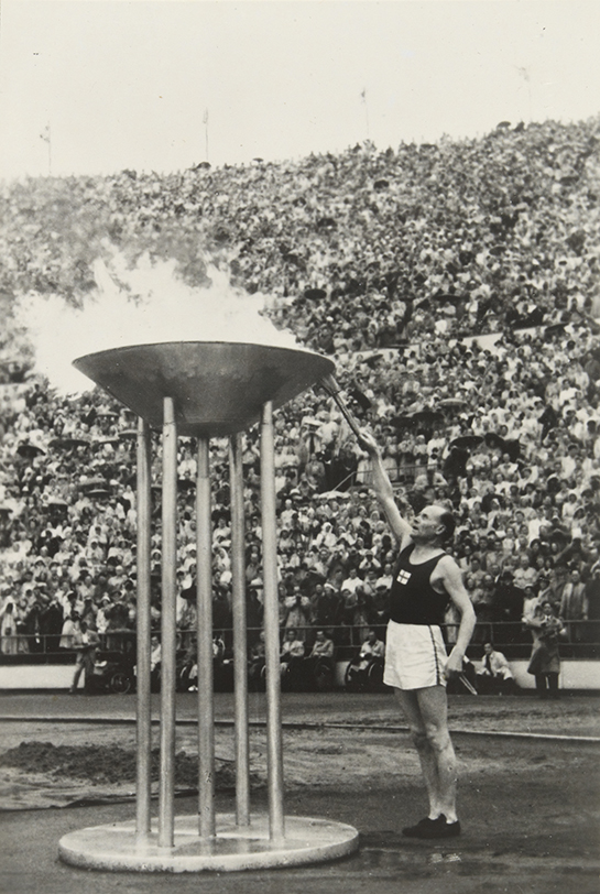 1952. Olympialaiset toivat maahan runsaasti ulkomaisia toimittajia, joille Suomi pyrki osoittamaan olevansa erilainen kuin itäblokin maat. Paavo Nurmen johdolla syntyi kuva urheilevasta kansasta.
