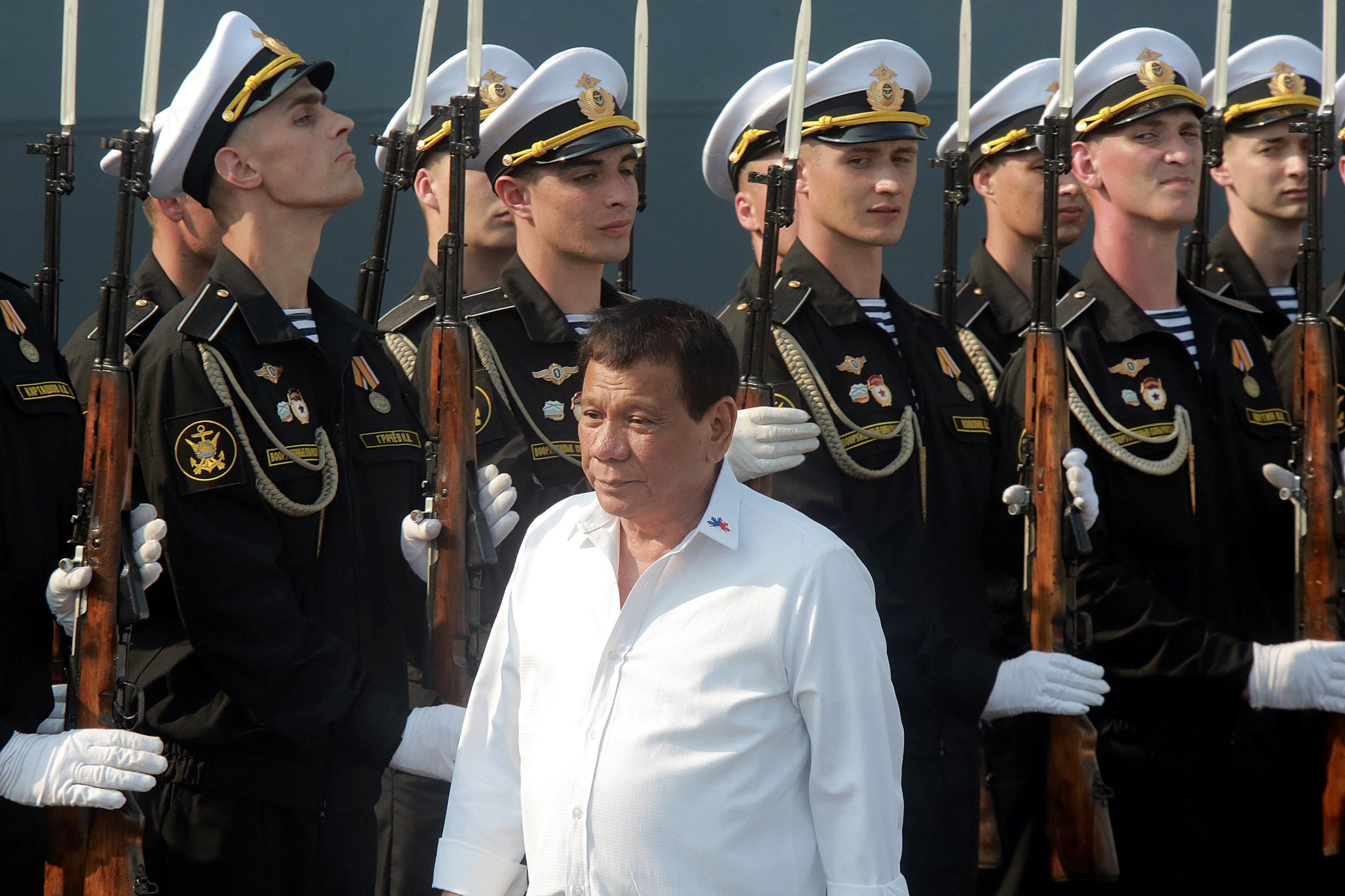 Filippiinien presidentti Rodrigo Duerte käveli laivastosotilaiden ohi venäläisen ohjusristeilijän kannella Manilassa huhtikuussa. Duerte on uhonnut ostavansa aseet Yhdysvaltain sijasta Venäjältä tai Kiinasta.