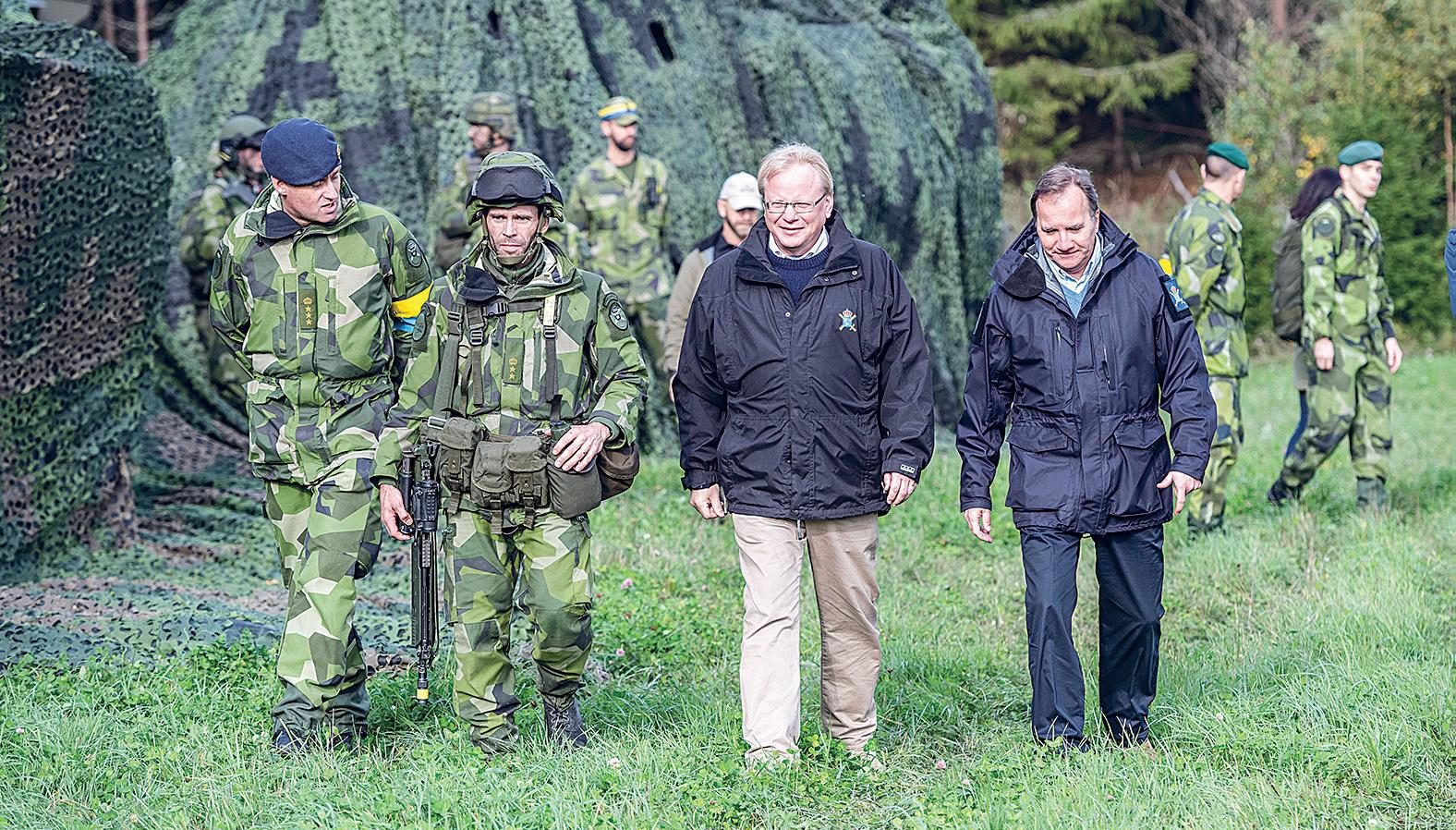 Pääministeri Stefan Löfven (oik.) ja puolustusministeri Peter Hultqvist vierailivat Ruotsin järjestämässä Aurora-sotaharjoituksessa viime syyskuussa. Harjoitukseen osallistui myös kuusi Nato-maata.