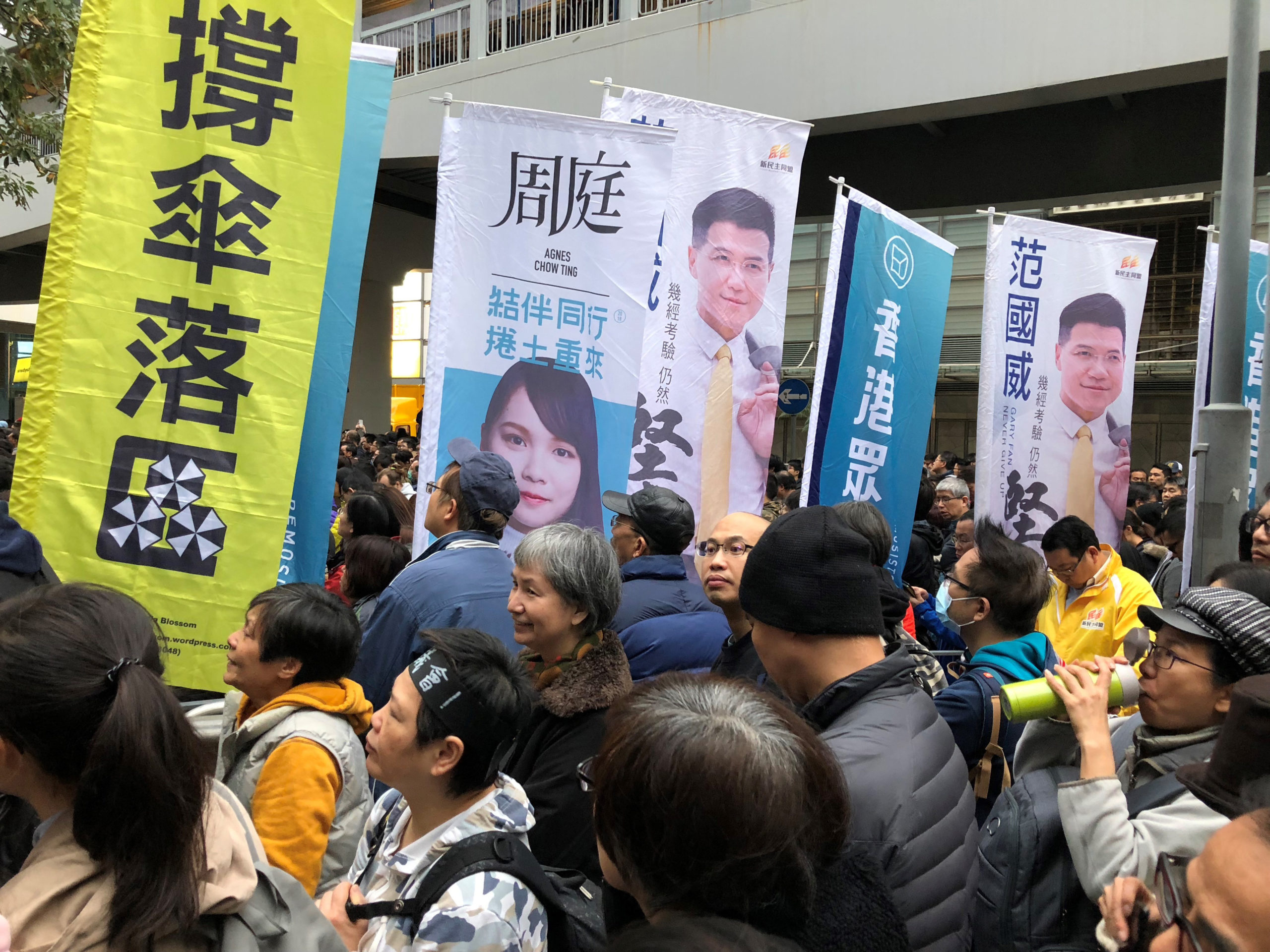 Hongkongissa osoitettiin mieltä, kun Agnes Chow'n ehdokkuus lainsäädäntöneuvoston täytevaaleissa evättiin.
