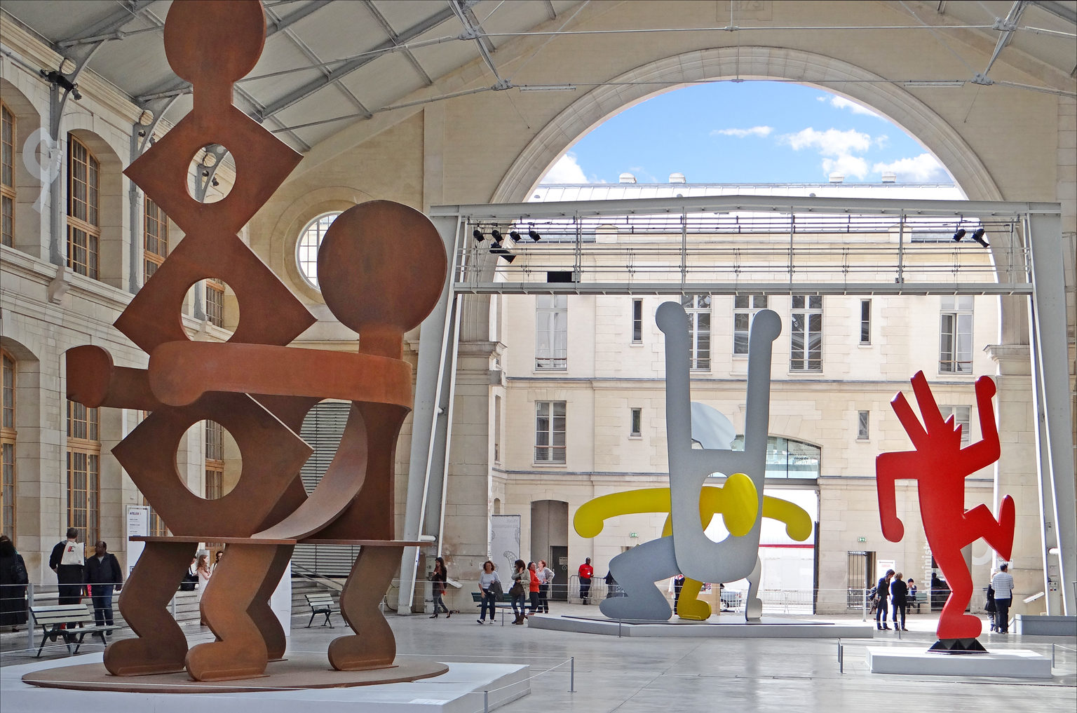 Pariisin 104-keskus toimii näyttelytilana nuorille taiteilijoille.