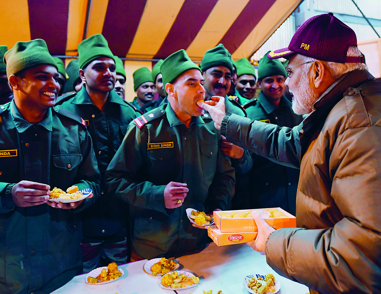 Pääministeri Narendra Modi tarjoili intialaissotilaille makeisia diwali-juhlan yhteydessä marraskuun alussa. Kuva: Government of India Press Information Bureau.
