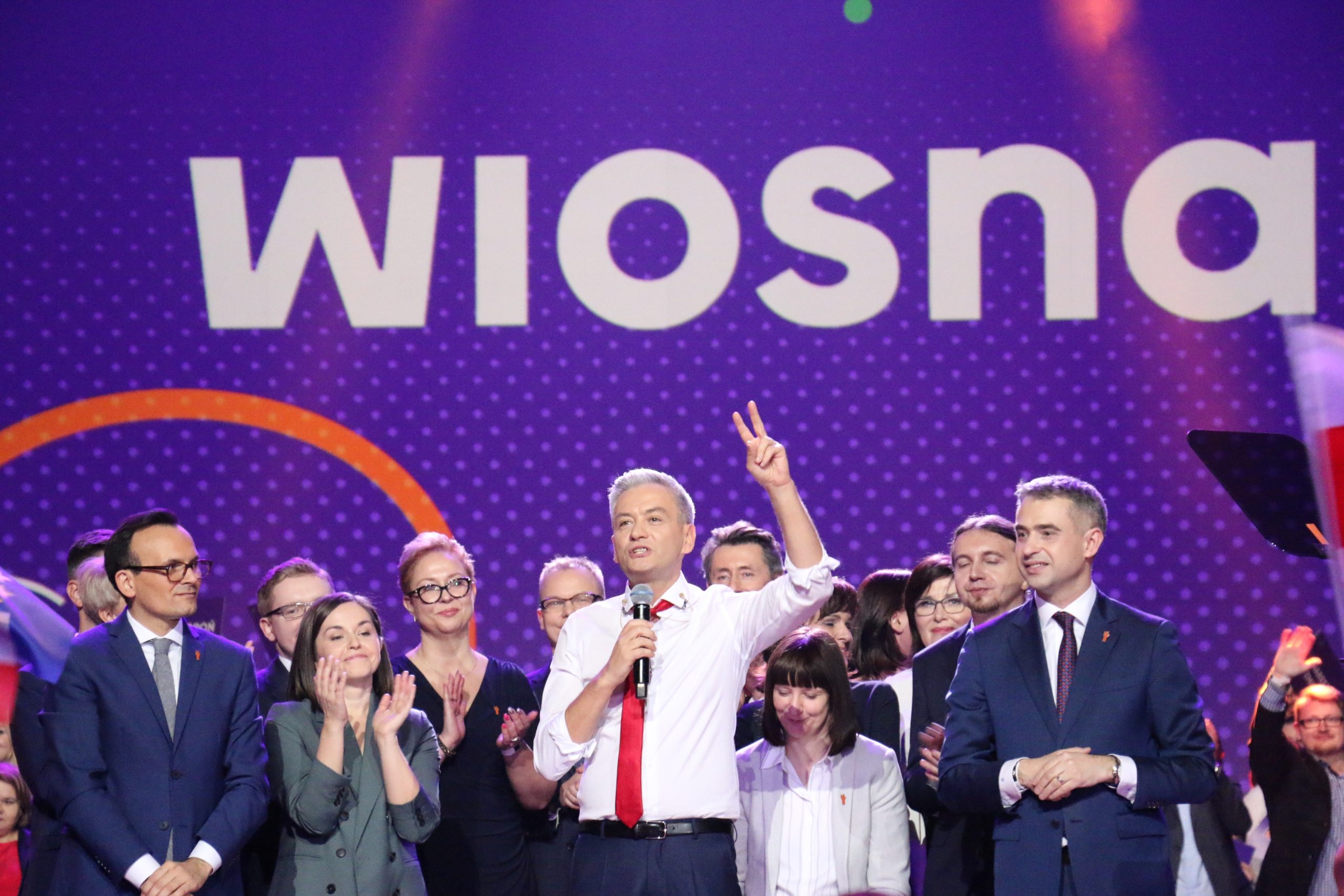 Robert Biedrońin johtaman vasemmistoliberaalin Kevät-puolueen perustamisesta kerrottiin 6000 kuulijalle Varsovan Torwar-hallissa helmikuun alussa. 