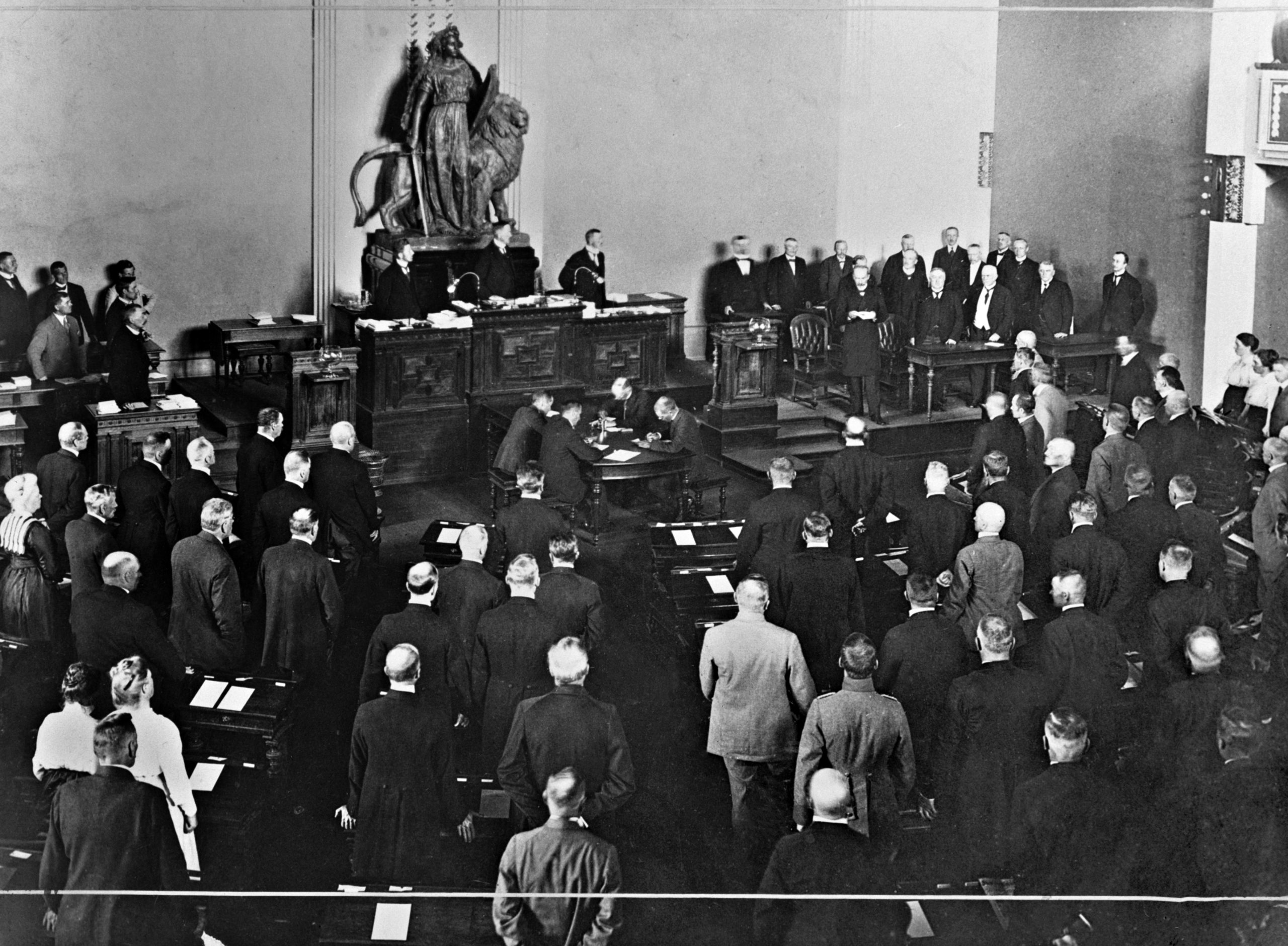 19190726 . Tasavallan ensimmäiseksi presidentiksi valittu K.J. Ståhlberg lukee presidentinvakuutuksensa eduskunnan juhlaistunnossa Heimolan istuntosalissa, Hallituskatu 15.