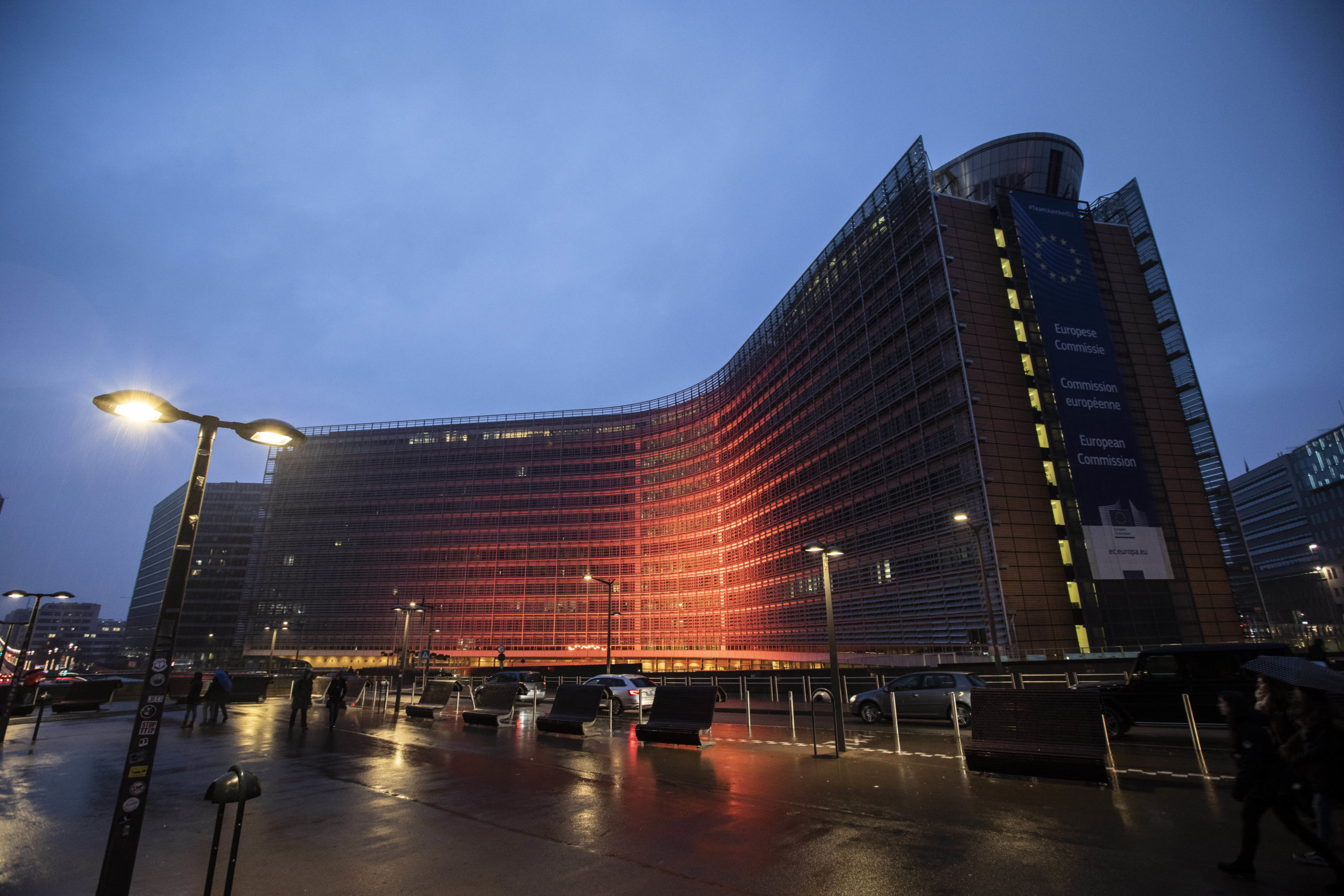 Marraskuussa Euroopan komission Berlaymont-rakennuksessa syttyivät oranssit valot naisiin kohdistuvan väkivallan lopettamiseksi.