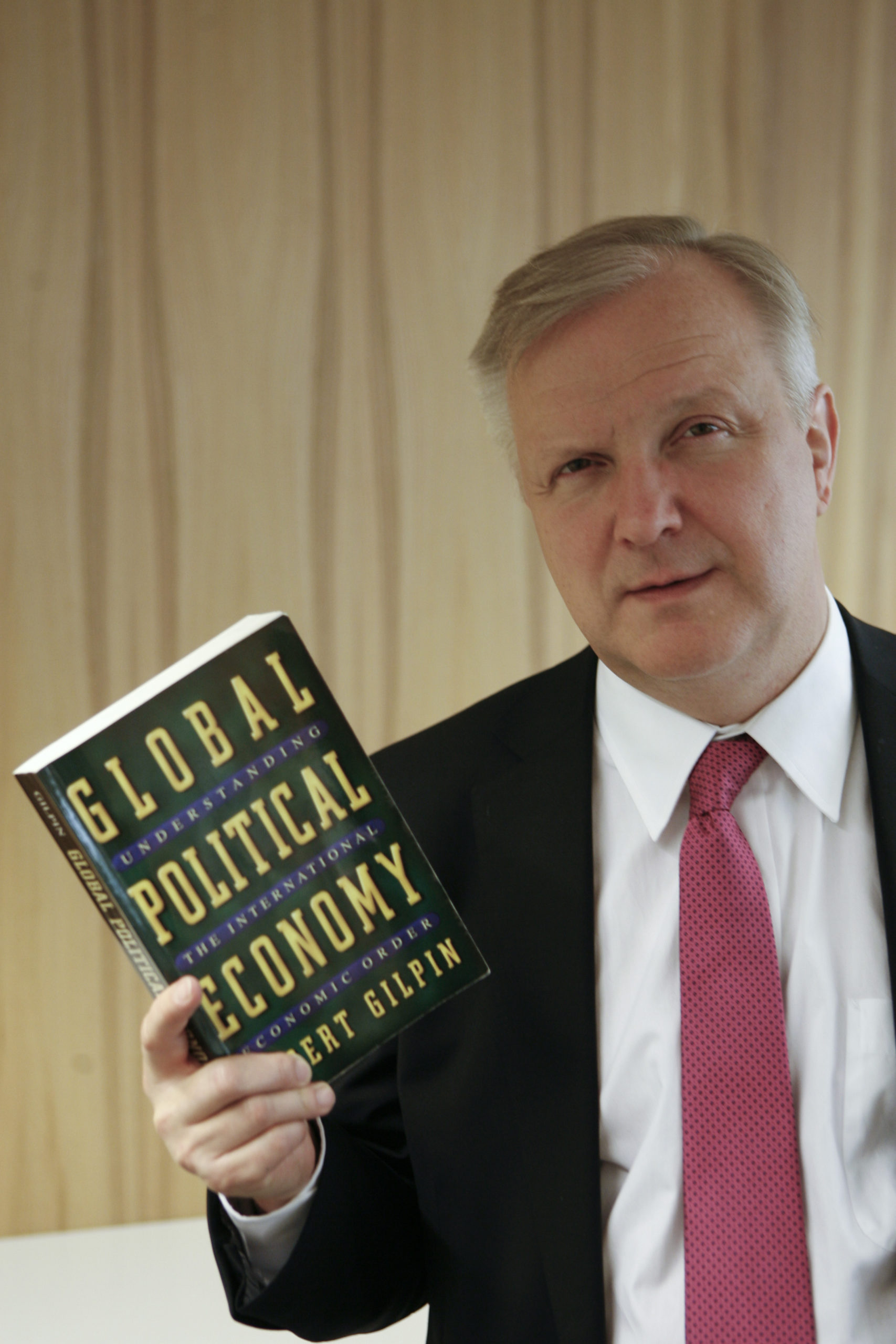 Olli Rehn kädessään Robert Gilpinin teos Global Political Economy, Understanding the International Economic Order (Princeton University Press 2001).