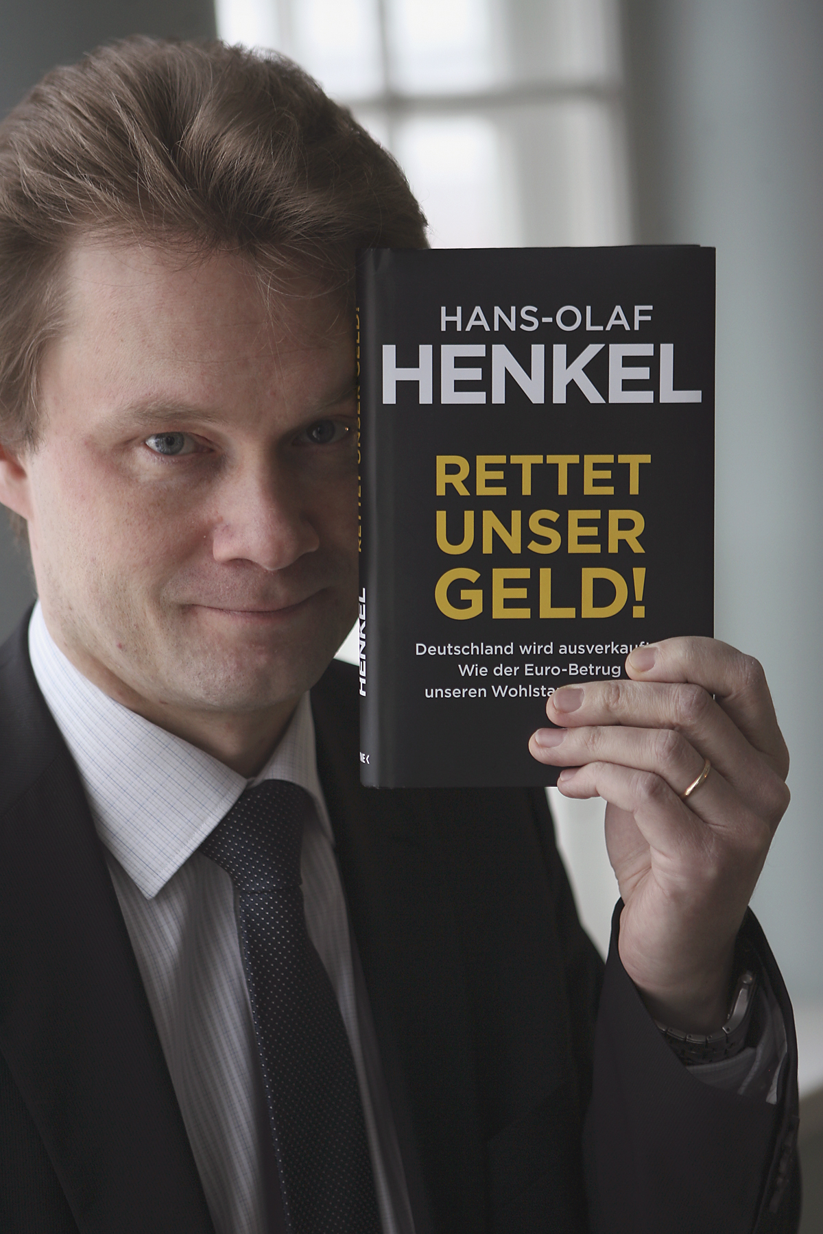Hans-Olaf Henkel: Rettet unser Geld! Deutschland wird ausverkauft – Wie der Euro-Betrug unseren Wohlstand gefährdet. Heyne Verlag 2010, 208 s.