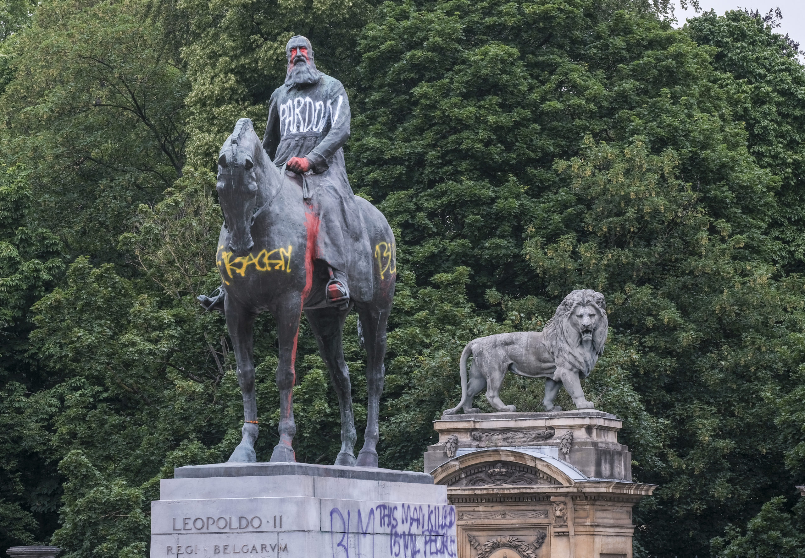 Kuningas Leopold II:n patsas Brysselissä sai muiden kolonialismin symbolien tapaan tuta Black Lives Matter -mielenosoittajien vimman kesällä 2020. Kuva: Olivier Hoslet/EPA/All Over Press