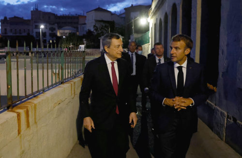 Mario Draghi ja Emmanuel Macron kävelemässä.