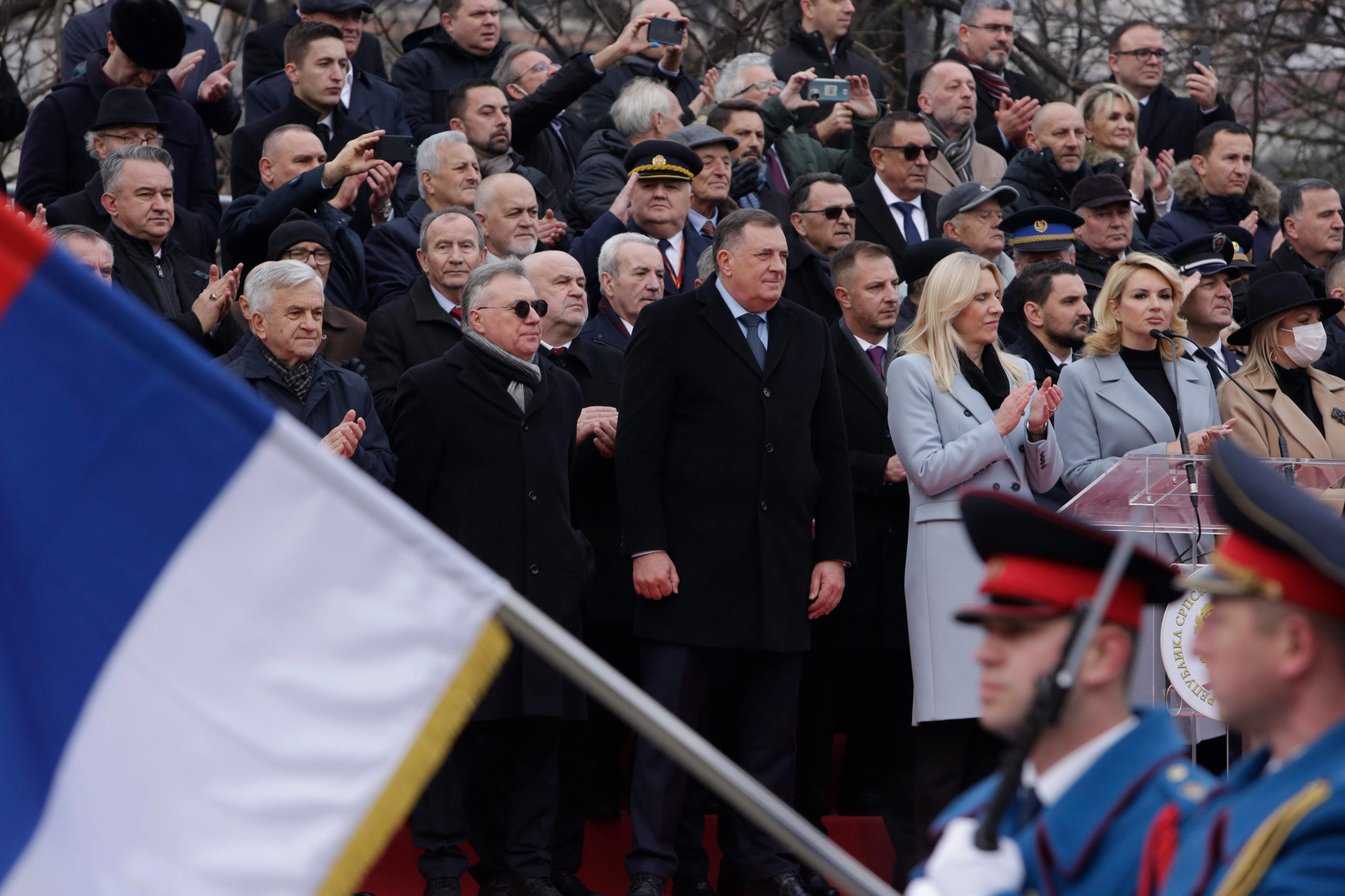 Presidentti Milorad Dodik (edessä keskellä) seurasi sotilasparaatia Banja Lukassa tammikuussa. Kuva: AMEL EMRIC/SIPA/ALL OVER PRESS