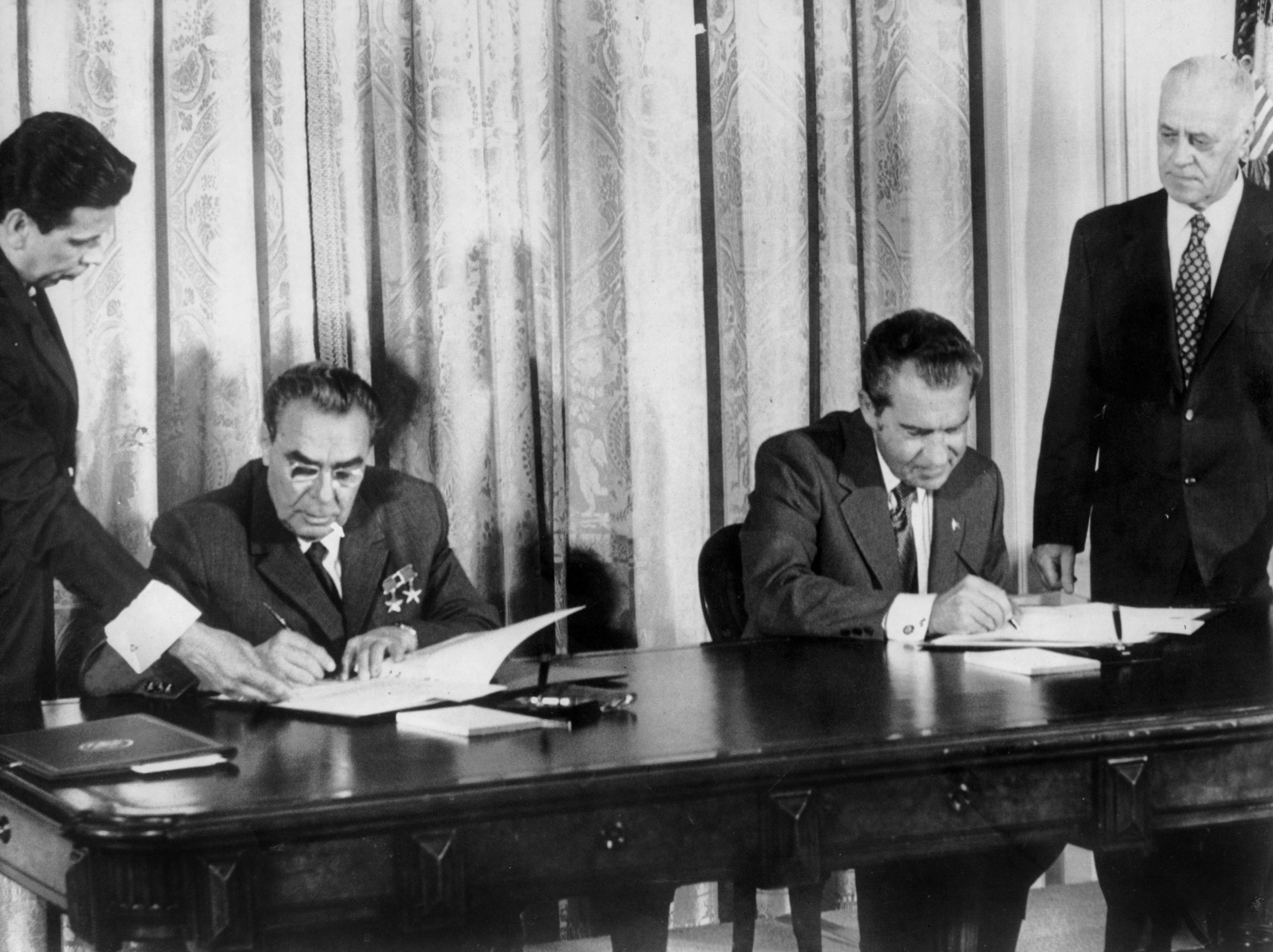 Leonid Brežnev ja Richard Nixon sopivat ydinaseiden vähentämisestä 1970-luvulla. Kylmän sodan aikana maailman jakautuminen suurvaltojen etupiireihin auttoi hillitsemään niiden välisiä konflikteja. Kuva: Heritage Images/Lehtikuva