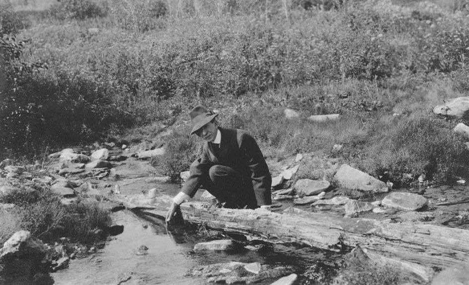 Maailmanmatkaaja ja kirjailija Frank G. Carpenter tutustui pohjoiseen luontoon Alaskassa 1900-luvun alussa. Kuva: Library of Congress/Wikimedia Commons