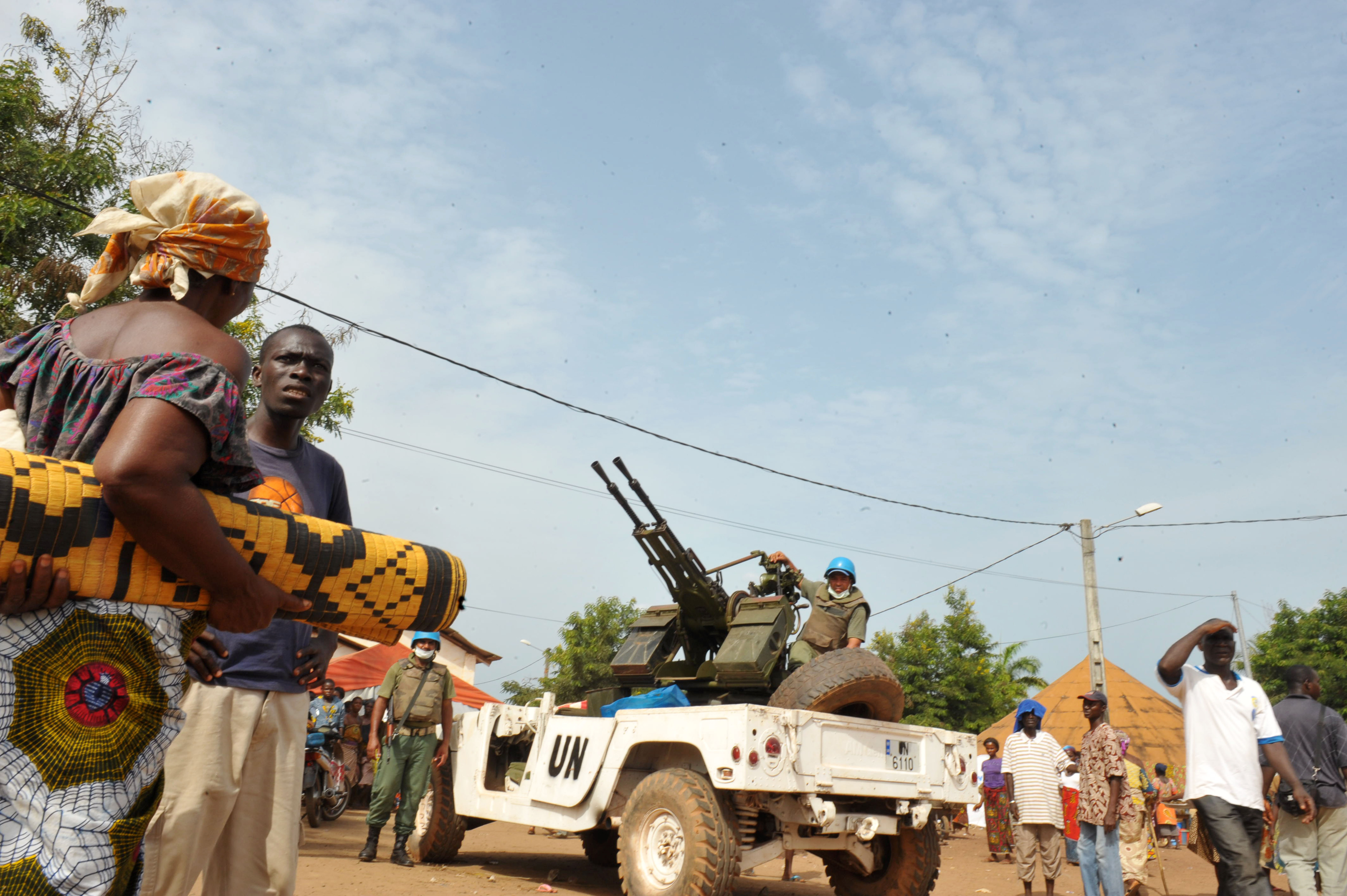 YK:n rauhanturvaajat valvoivat Duékouén aluetta Norsunluurannikon länsiosissa viime vuoden alussa, kun alueella puhkesi väkivaltaisuuksia presidentinvaalien jälkeen. Kuva:  UN Photo