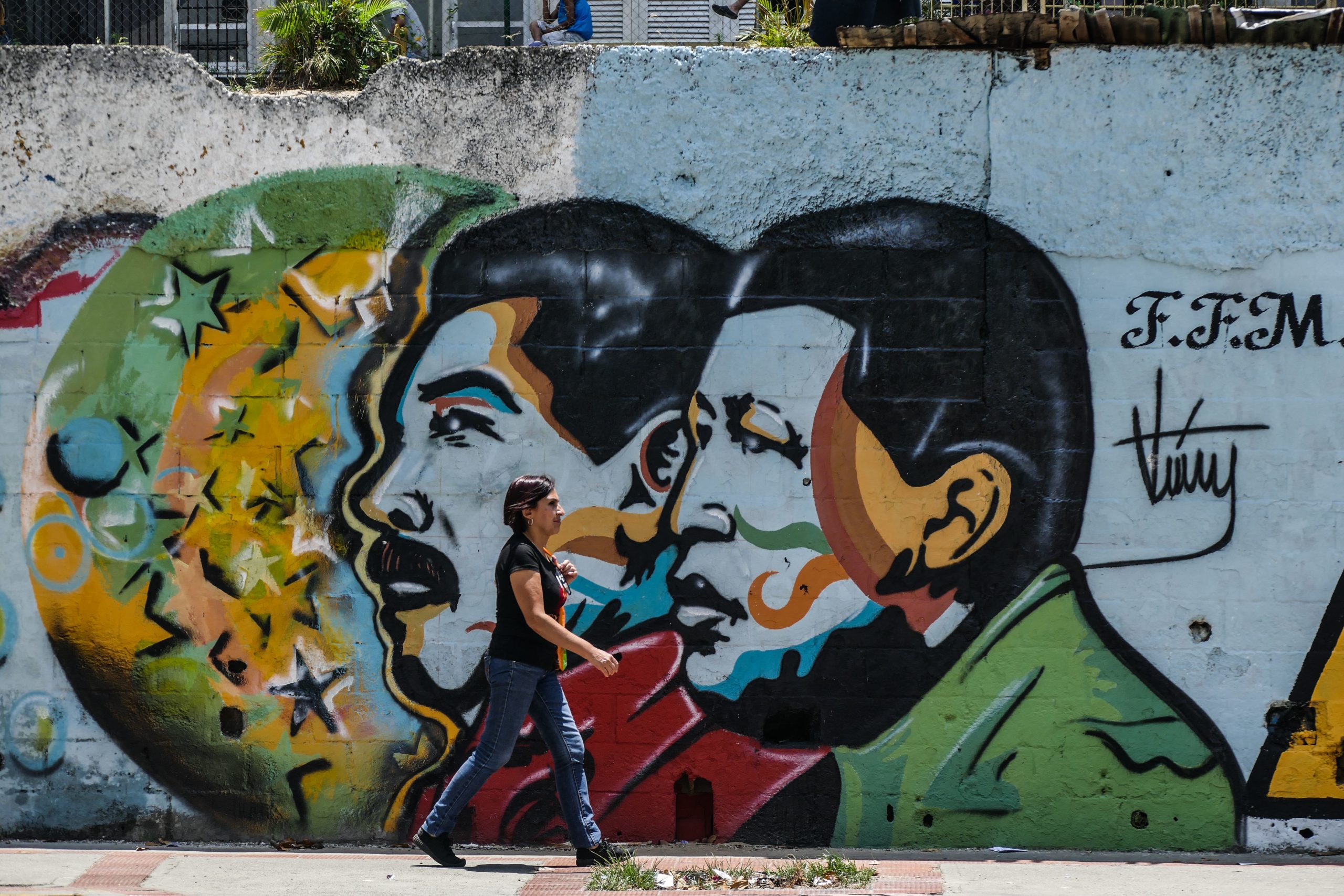 Venezuelan edesmennyt presidentti Hugo Chavéz ja hänen seuraajansa Nicolás Maduro paistattelevat seinämaalauksessa. 