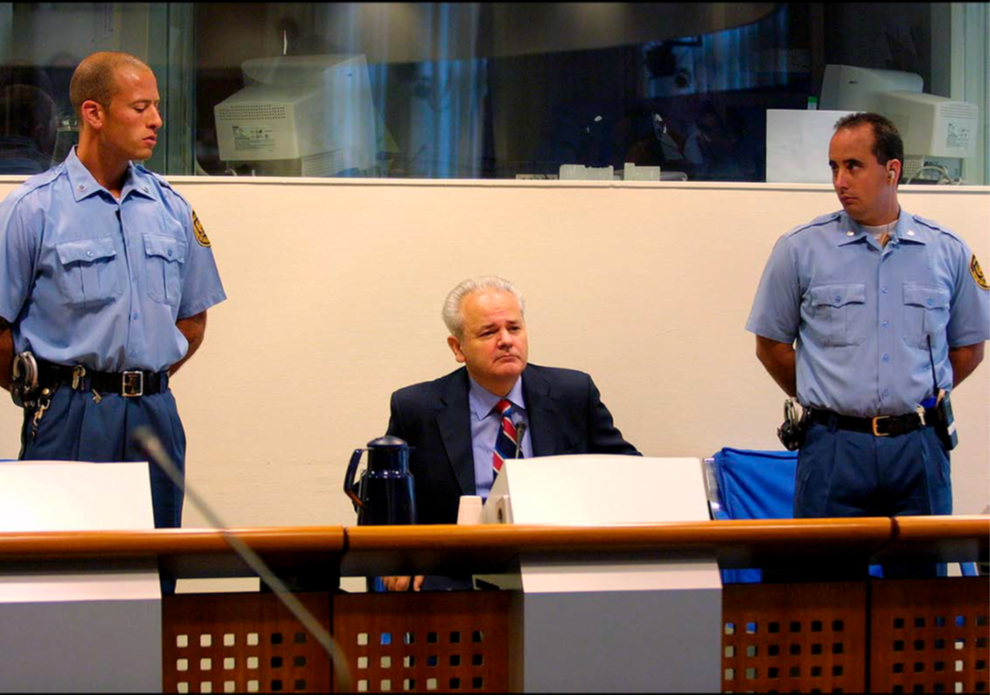 Slobodan Miloševićin oikeudenkäynti alkoi Haagissa vuosituhannen alussa. Milošević puolusti itseään. Kuva: Raphael Gaillarde/Getty Images