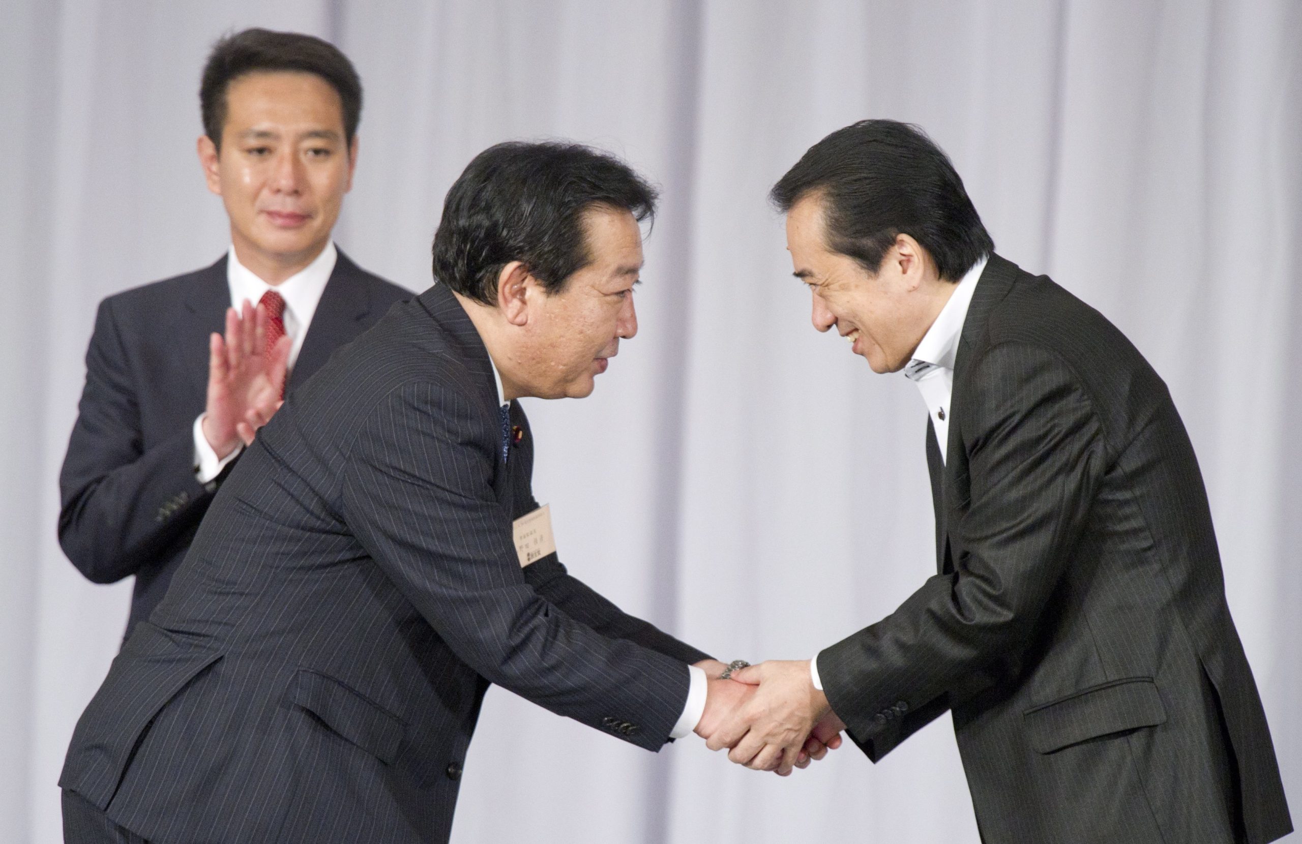 Japanin nykyinen pääministeri, demokraattien Yoshihiko Noda (kesk.) kätteli puoluetoveriaan ja väistyvää pääministeriä Naoto Kania (oik.) elokuussa. Demokraattista puoluetta on arvosteltu hajanaisuudesta ja korruptiosta.  Kuva: Everett Kennedy Brown / Epa photo / All Over Press