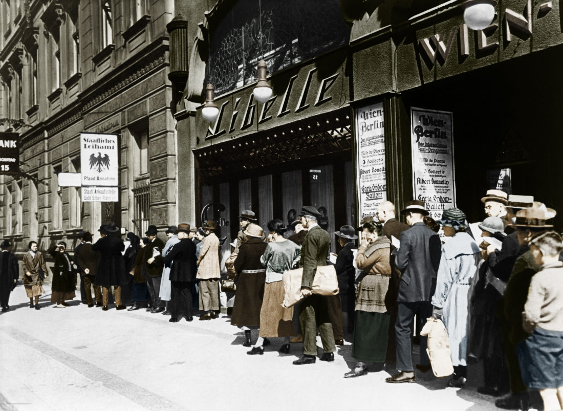 Kymmeniä ihmisiä jonottamassa ruokakaupan edessä Berliinissä. Kuva vuodelta 1922.
