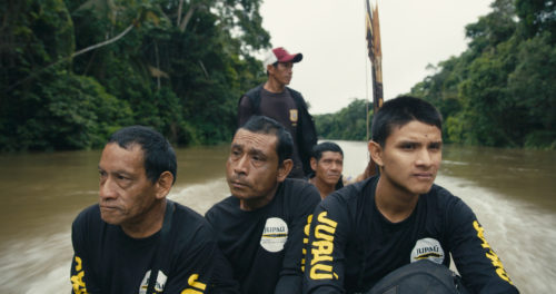 Kolme sademetsien suojelijaa veneessä Amazonilla. Kuva elokuvasta The Territory.