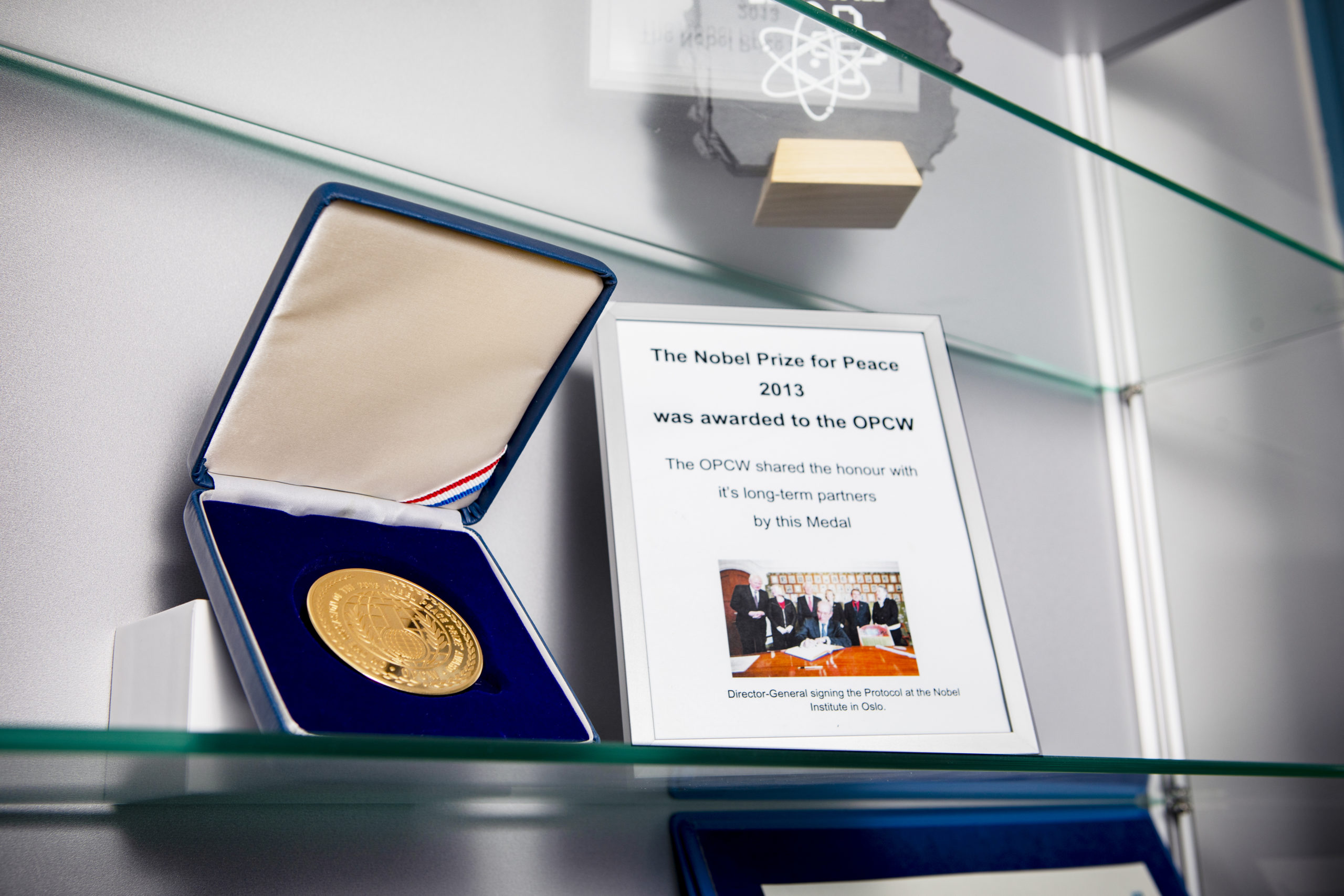 OPCW jakoi Nobel-palkintonsa pitkäaikaisten kumppaniensa kanssa.