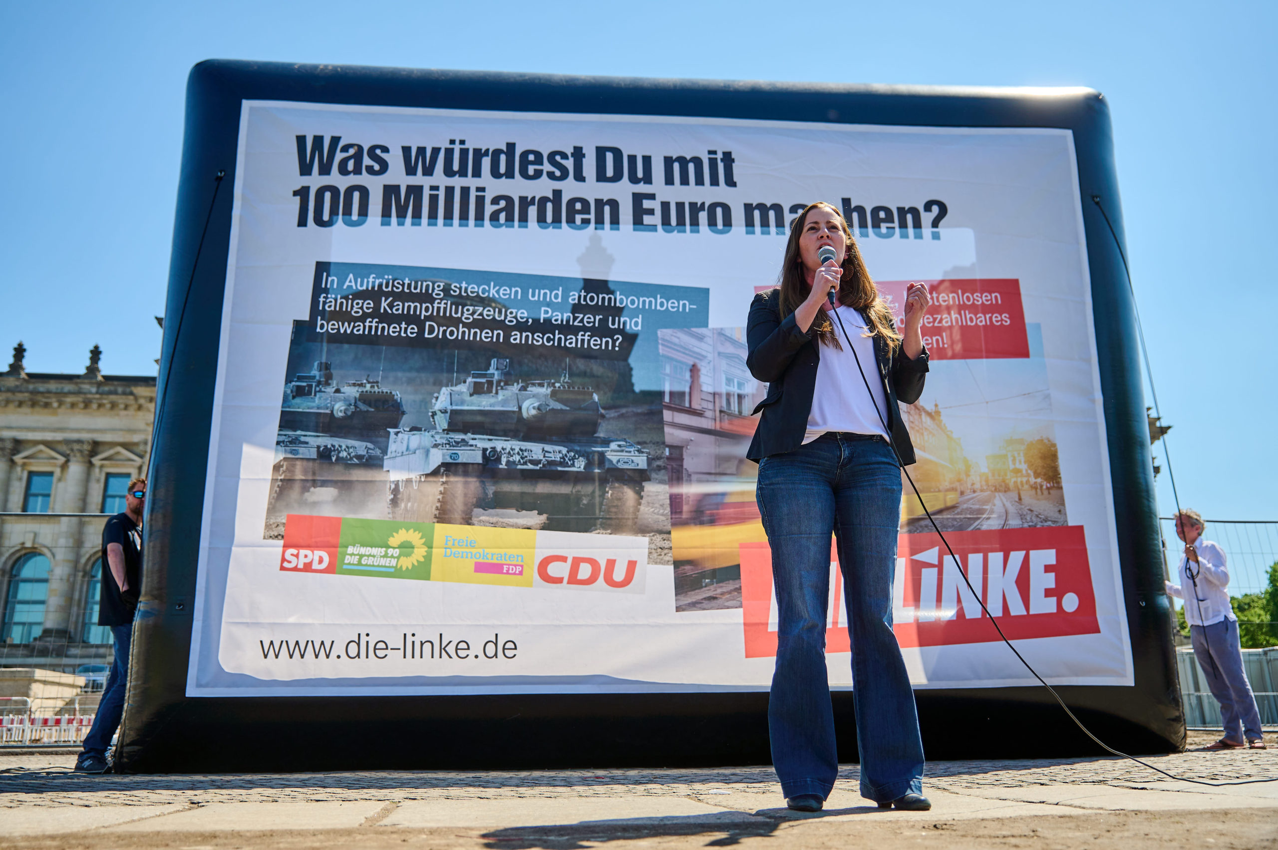 Saksan Die Linke -puolueen johtaja Janine Wissler protestoi Berliinissä Bundeswehrille suunnattua 100 miljardin erityisrahastoa vastaan. Kuva: Shutterstock/All Over Press