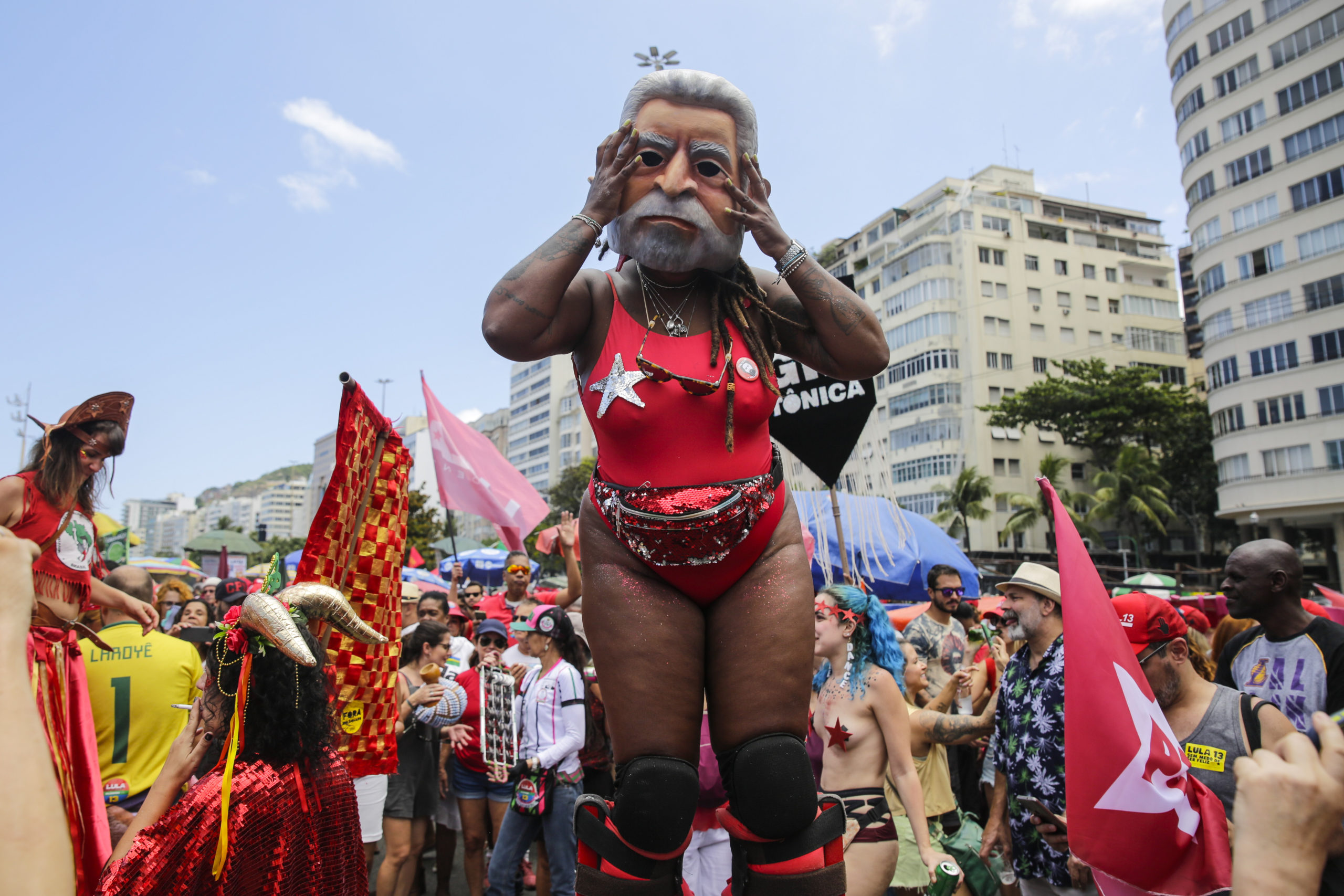 Luiz Inácio Lula da Silvan kannattajat juhlivat tämän vaalivoittoa Copacabanan rannassa Rio de Janeirossa marraskuussa alussa.