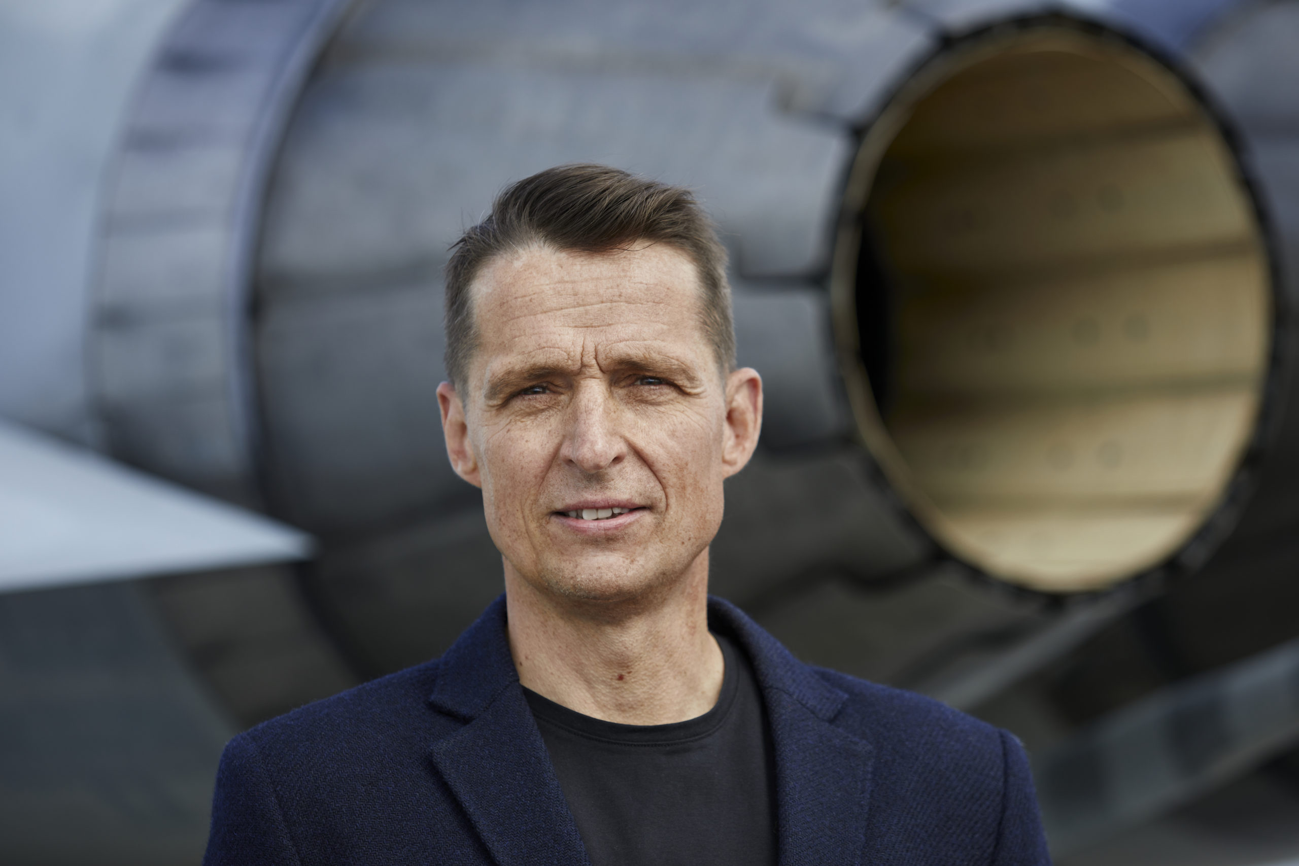 Heikki Mansikka muistuttaa, että hävittäjälentäjä ei ole omillaan, vaan ympärillä pyörii valtava määrä logistiikkaa, huoltoa ja muuta toimintaa.