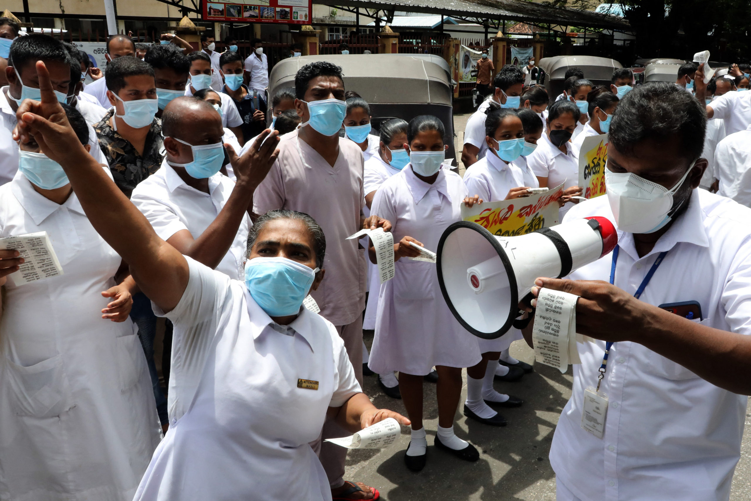 Terveydenhuollon työntekijät osoittivat mieltä pandemia-ajan palkanlisien puolesta Sri Lankassa vuonna 2021.