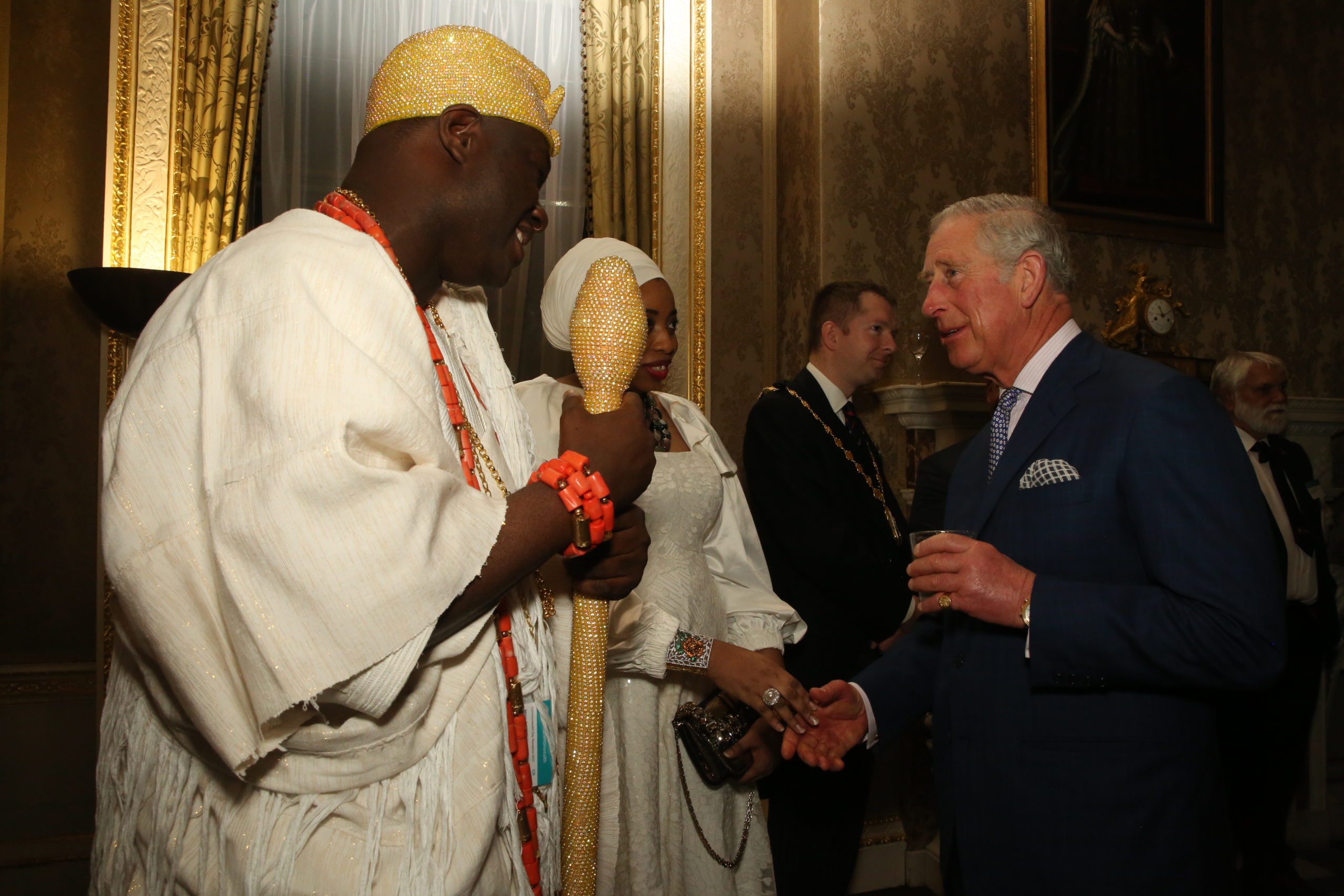 Kansainyhteisöpäivän juhlavastaanotolla vuonna 2017 vieraiden kanssa seurusteli silloinen kruununprinssi Charles. Kuva: Flickr/Commonwealth Secretariat  
