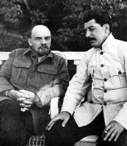 Lenin ja Stalin istuvat penkillä