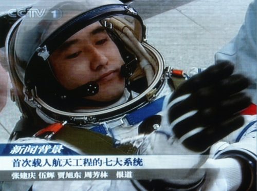 Taukonautti Yang Liwei avaruuspuvussa.