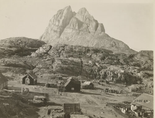 Grönlantilaiskylä vuoren juurella 100 vuotta sitten.