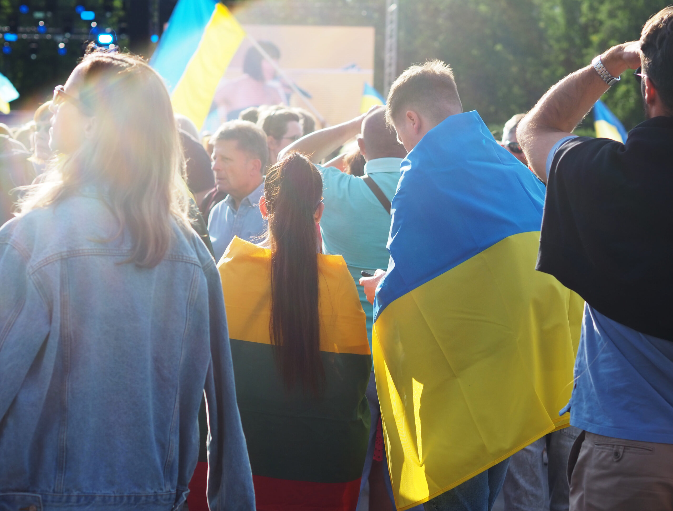 Tuhannet ihmiset kokoontuivat Lukiškės-aukiolle osoittamaan tukensa Ukrainan presidentti Zelenskyille.