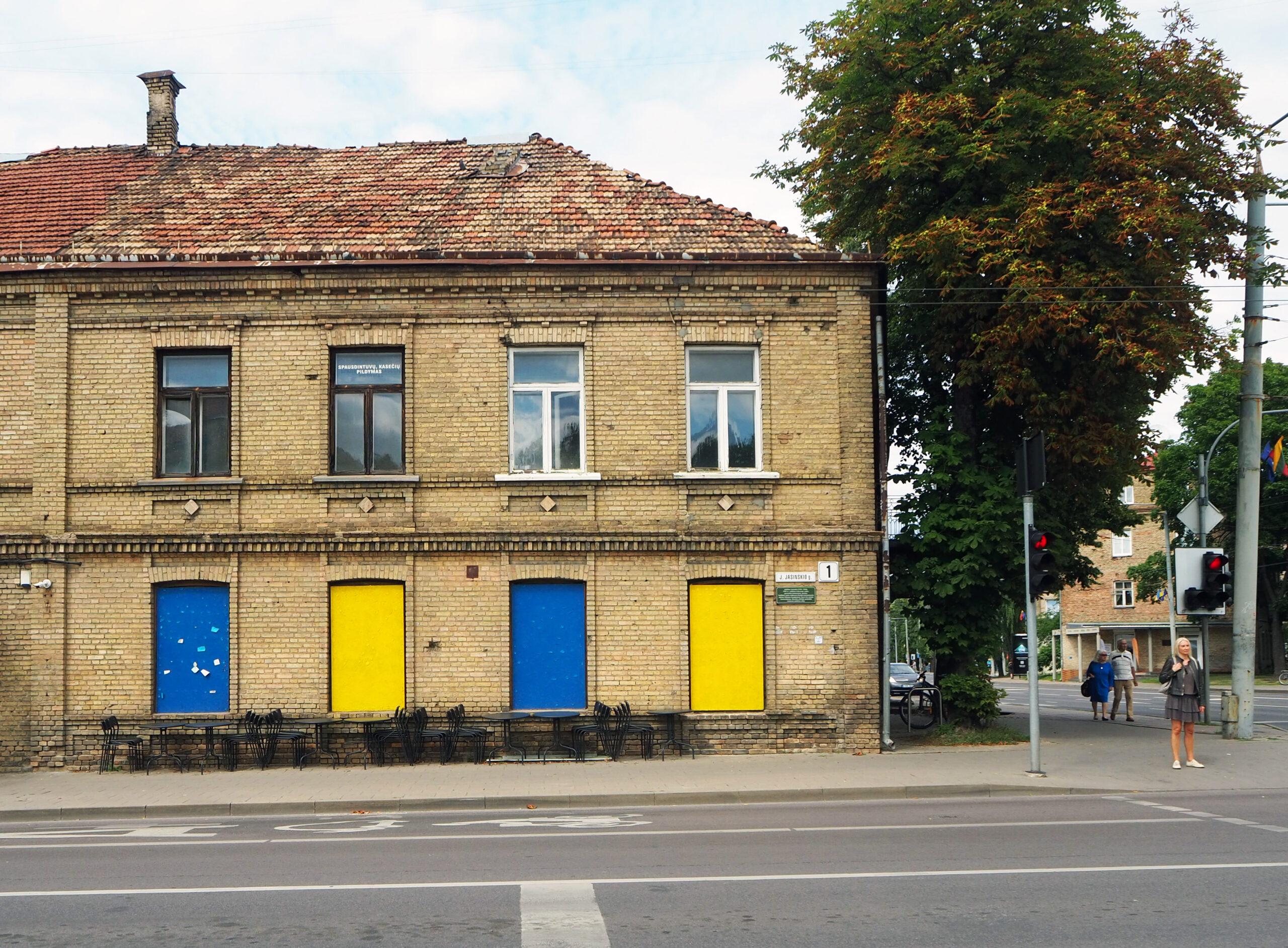 Ukrainan värit vilisevät Vilnan kaduilla. Sininen ja keltainen koristavat niin kauppojen ja julkisten tilojen kuin yksityisasuntojen julkisivuja.