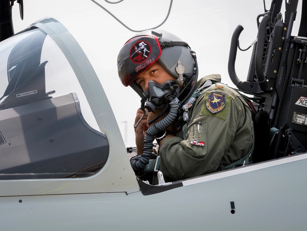 Yhdysvaltain ilmavoimien lentäjä testasi Boeingin ja Saabin yhteistyönä valmistamaa hävittäjää. Kuva: Adam Bowles/DVIDS