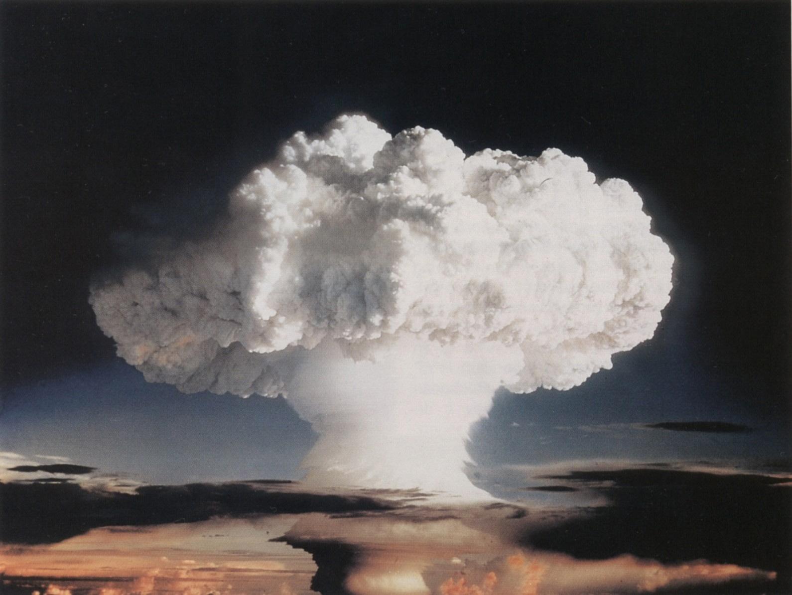 Yhdysvaltojen ensimmäinen vetypommikoe, koodinimeltään »Ivy Mike», räjäytettiin Enewakin atollilla marraskuussa 1952.