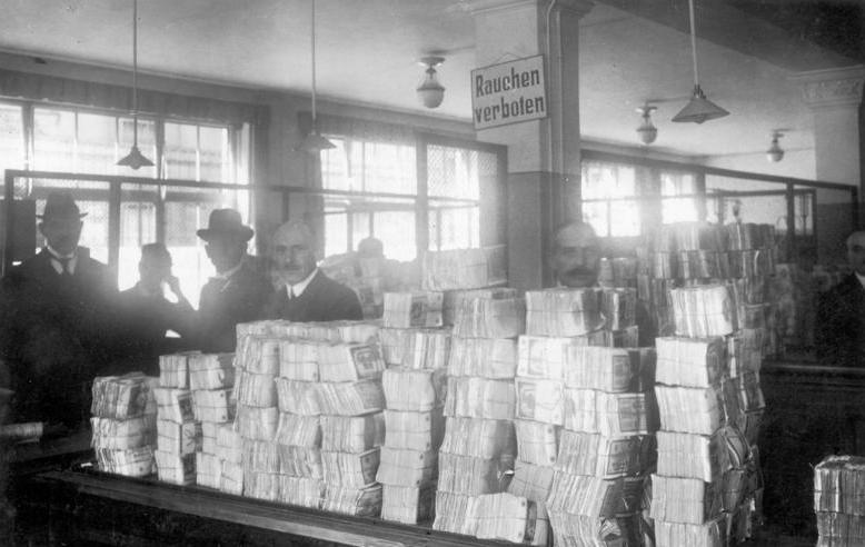 Reichsbankin setelipainot kävivät kuumina Saksaa ravistelevan hyperinflaation aikaan. Kuvassa tuoreita seteleitä lähdössä kiertoon. 