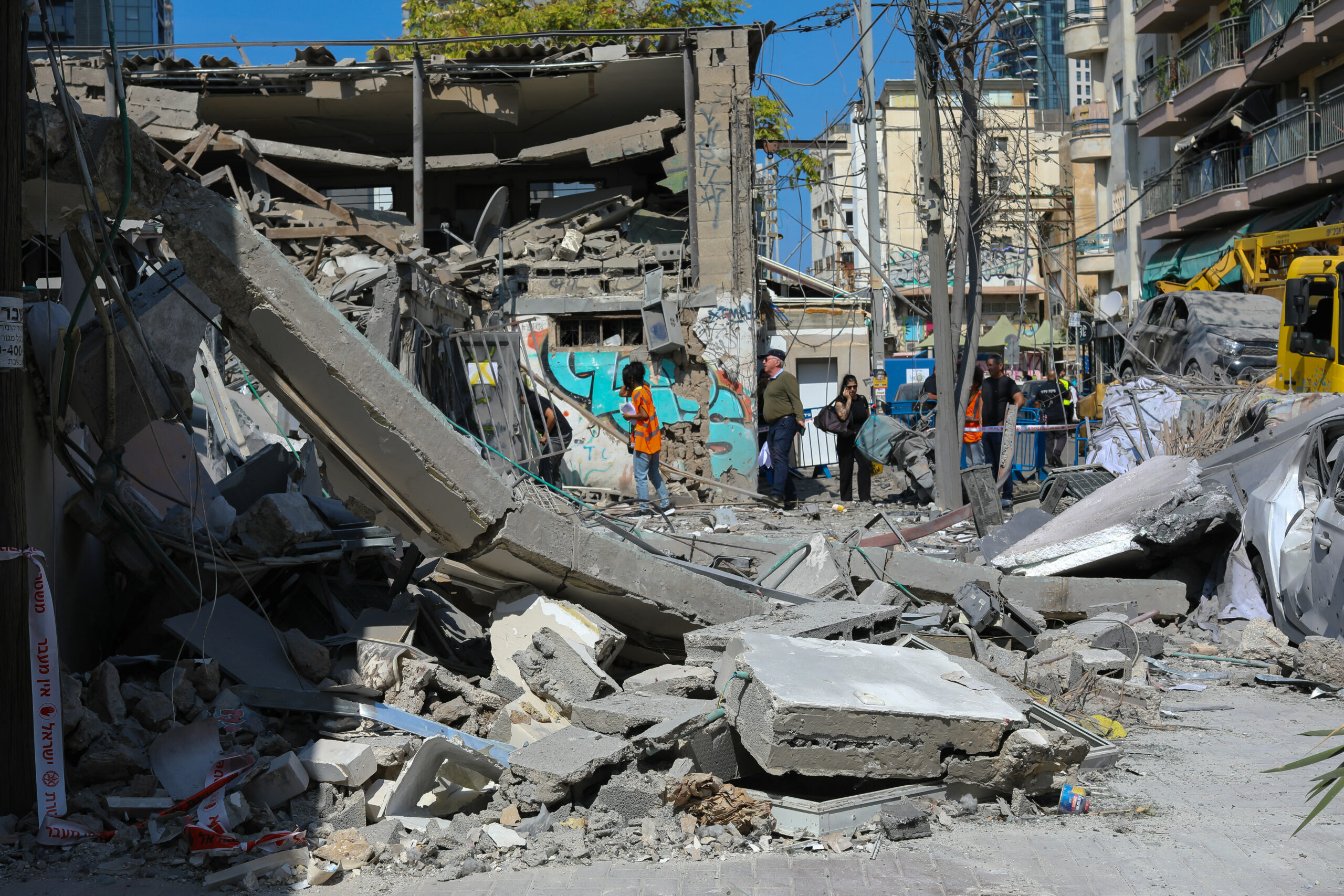 Hamasin iskun jälkiä siivottiin Tel Avivissa lokakuussa.