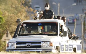 Etiopian armeijan sotilaita lava-autossa