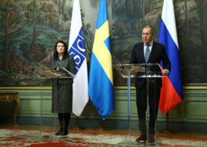 Ann Linde ja Sergei Lavrov puhuivat tiedotusvälineille Moskovassa. Kuva: AOP
