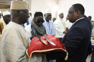 Senegalin presidentti Macky Sall (oik.) vastaanotti tyynylle asetellut sapelit.