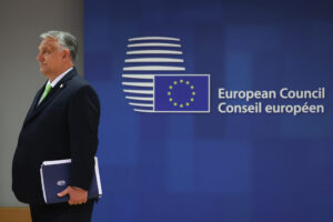 Viktor Orbán on käänynyt poispäin EU-banderollista.