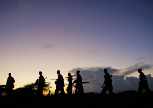 Aseistettuja miehiä auringonlaskua vasten Somaliassa.