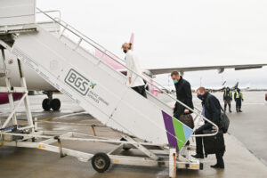 Viron, Liettuan ja Latvian ulkoministerit nousevat lentokoneeseen.