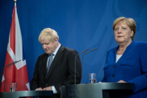 Boris Johnson ja Angela Merkel.