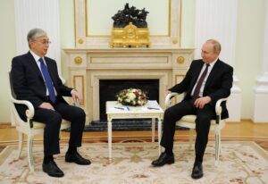 Kassym-Žomart Tokajev ja Vladimir Putin istuivat pikku pöydän ääressä.