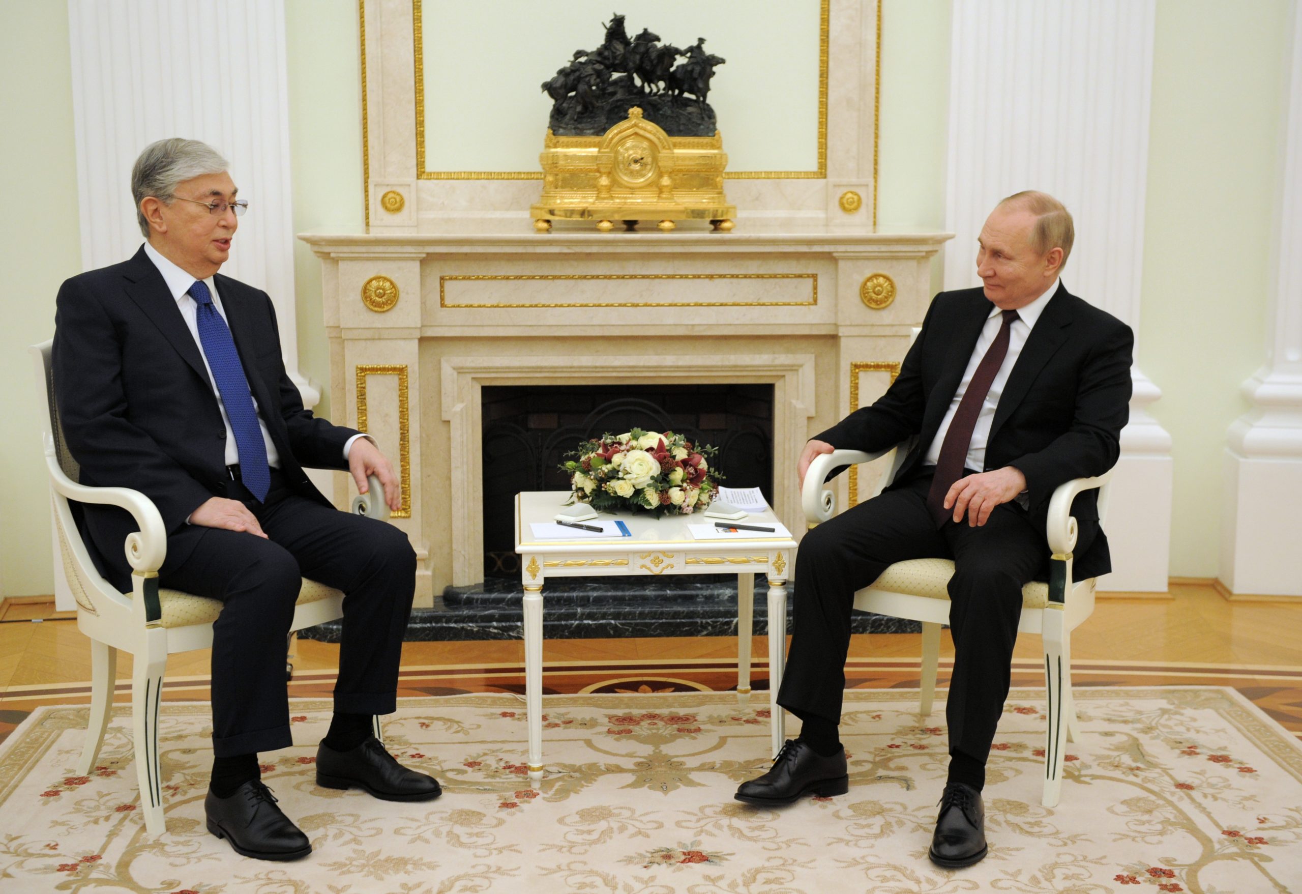 Kassym-Žomart Tokajev ja Vladimir Putin istuivat pikku pöydän ääressä.