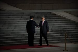 Kazakstanin presidentti Kasym-Žomart Tokajev kättelee Kiinan presidentti Xi Jinpingia.