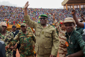 Kenraali Abdourahmane Tchiani tervehtii väkijoukkoa stadionilla.