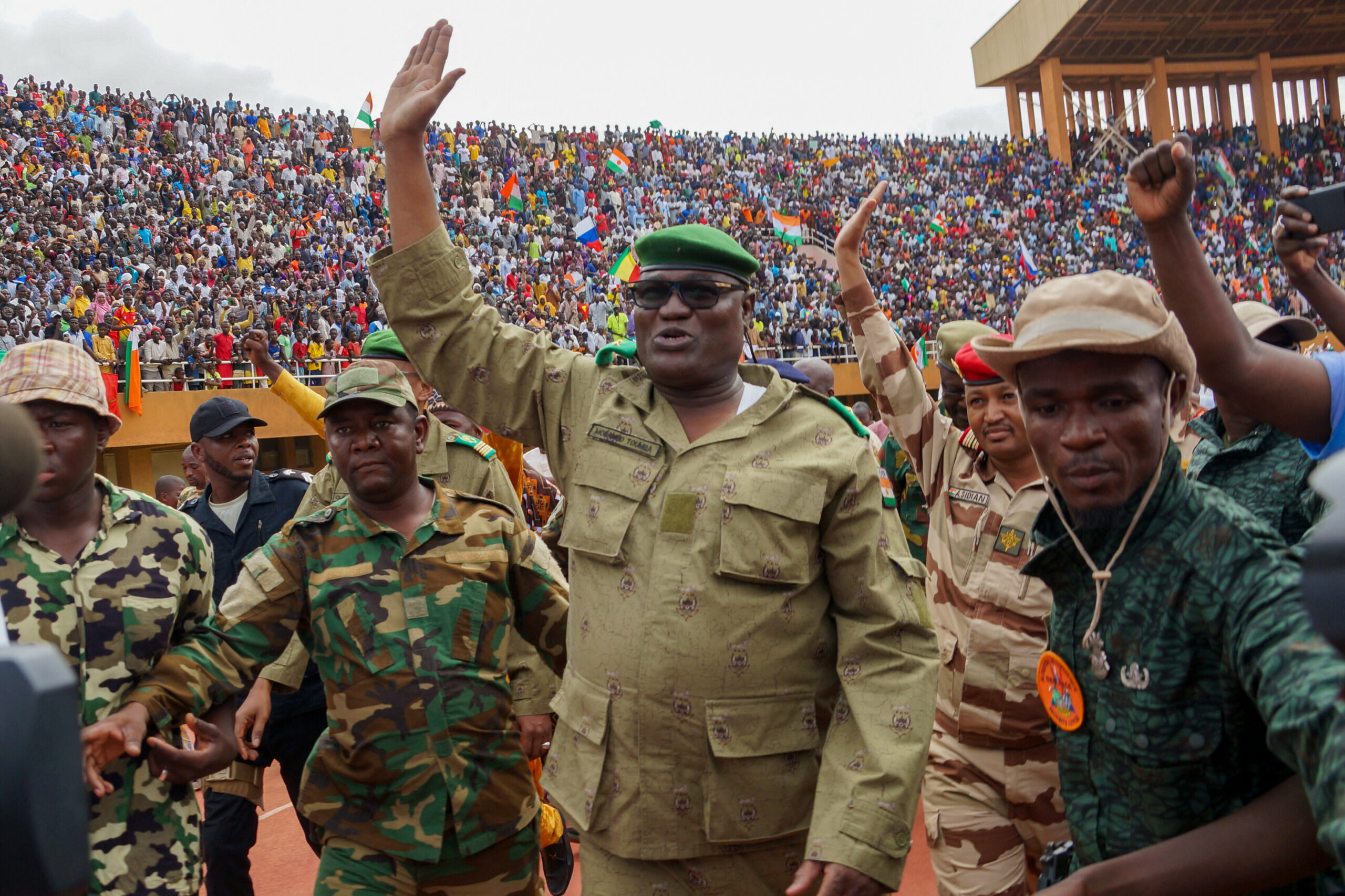 Kenraali Abdourahmane Tchiani tervehtii väkijoukkoa stadionilla.